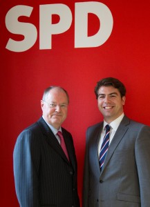 Thomas Hitschler mit Peer Steinbrück (li.)
