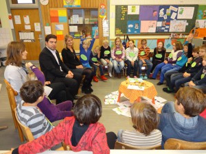 Thomas im Gespräch mit Schülerinnen und Schülern der Grundschule Herxheim.