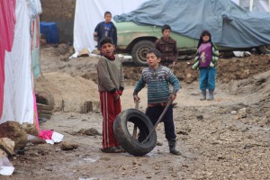 Flüchtlingskinder im kalten Schlamm der Zeltsiedlung.
