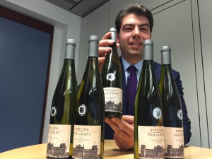 Im Abgang nicht so exekutiv wie der Riesling Kabinett.