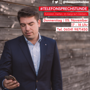 Thomas Hitschler schaut auf das Smartphone zur Bewerbung der Bürgersprechstunde.